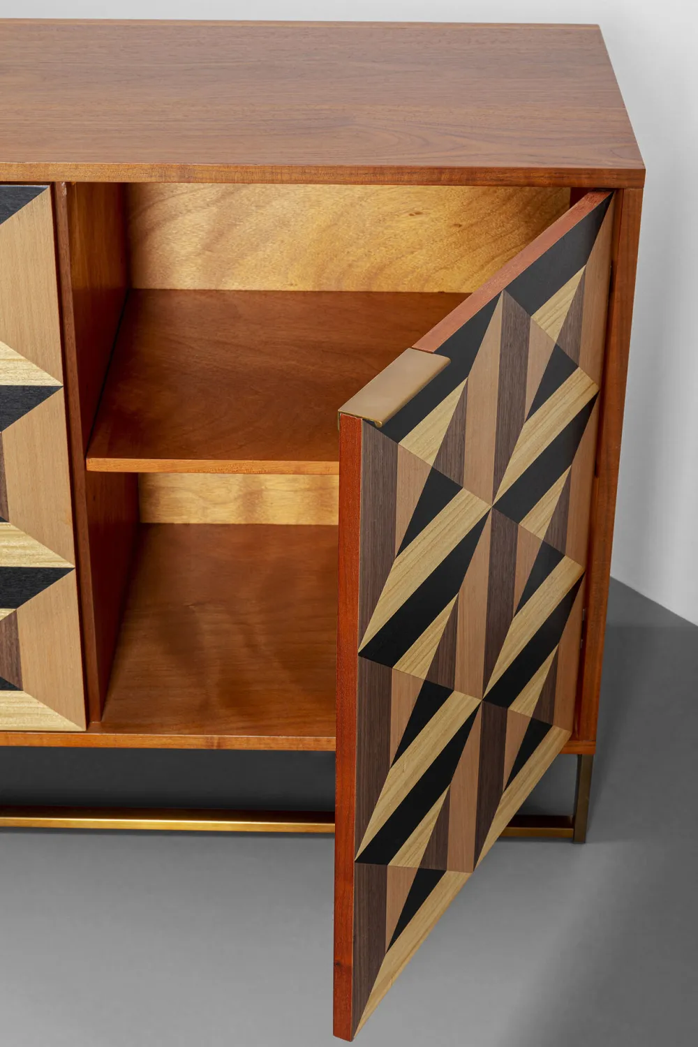 Komody*KARE Design Komoda 3-drzwiowa Fornir Orzechowy Nogi Złote Stalowe 160x78 Cm Front Efekt 3D