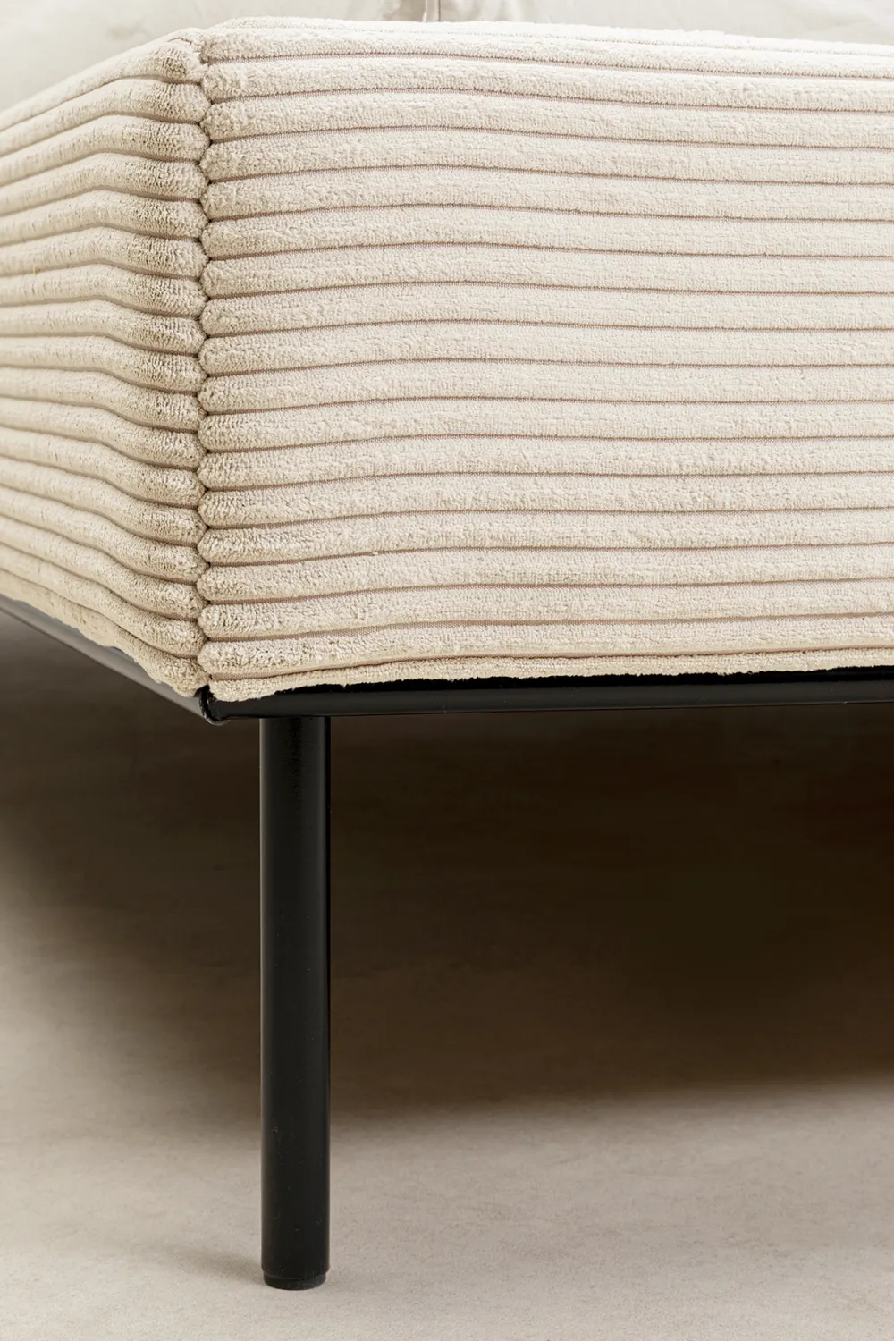 Łóżka*KARE Design Łóżko Podwójne Z Zagłówkiem Kremowe Nogi Czarne 180x200 Cm