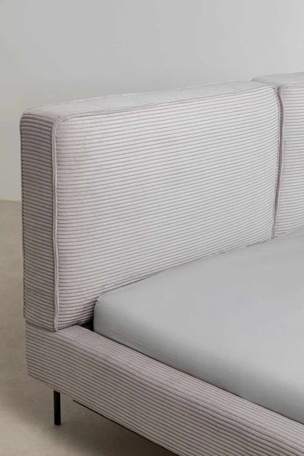 Łóżka*KARE Design Łóżko Podwójne Z Zagłówkiem Szare Nogi Czarne 160x200 Cm