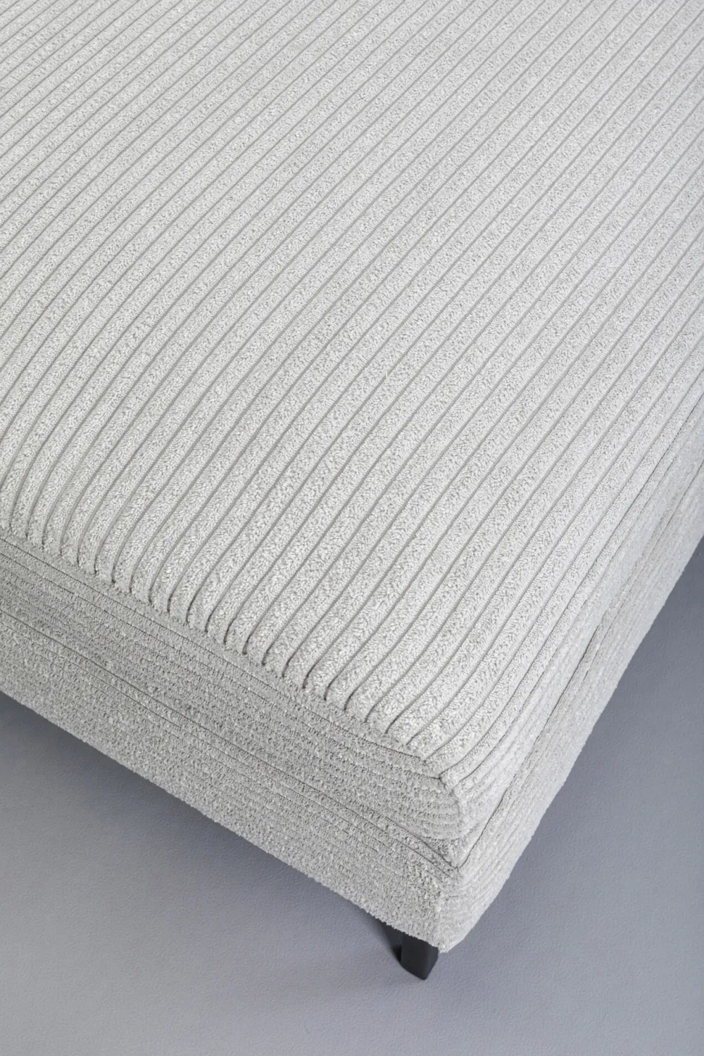 Taborety*KARE Design Podnóżek Szary Tapicerowany Na Czarnych Stalowych Nóżkach 130x62 Cm