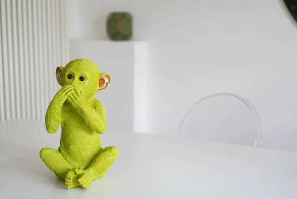 Skarbonki*KARE Design Skarbonka Monkey Iwazaru 24x35 Cm Limonkowa