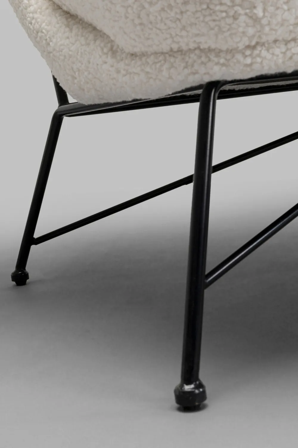Sofy*KARE Design Sofa 2-osobowa Biała Boucle Nogi Czarne Stalowe 139 Cm