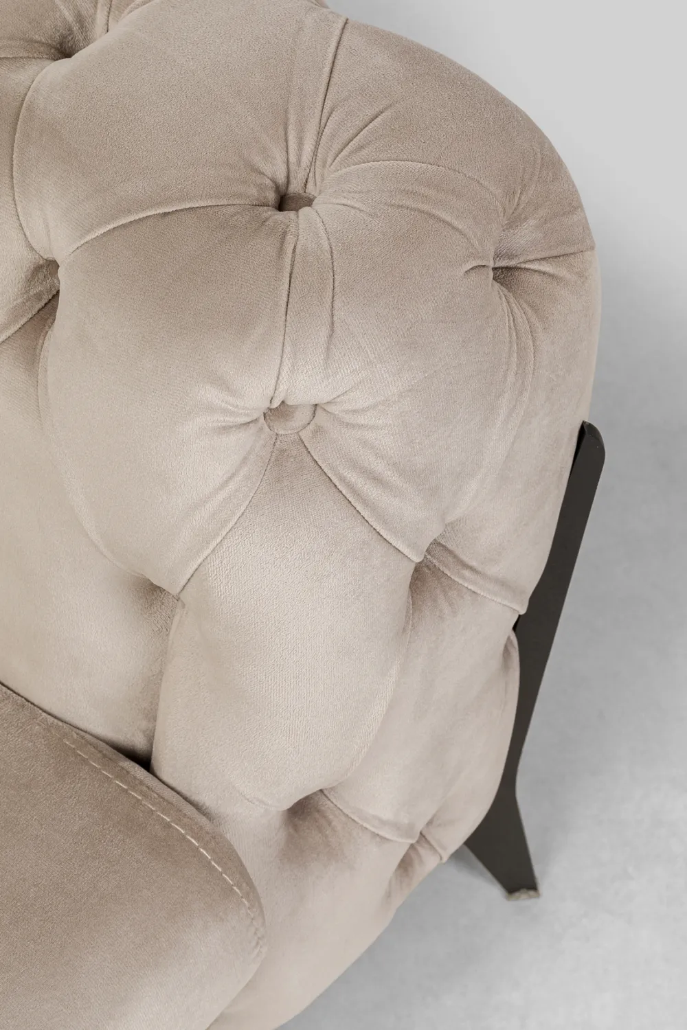 Sofy*KARE Design Sofa 2-osobowa Welurowa Pikowana Beżowa Nogi Czarne 200 Cm