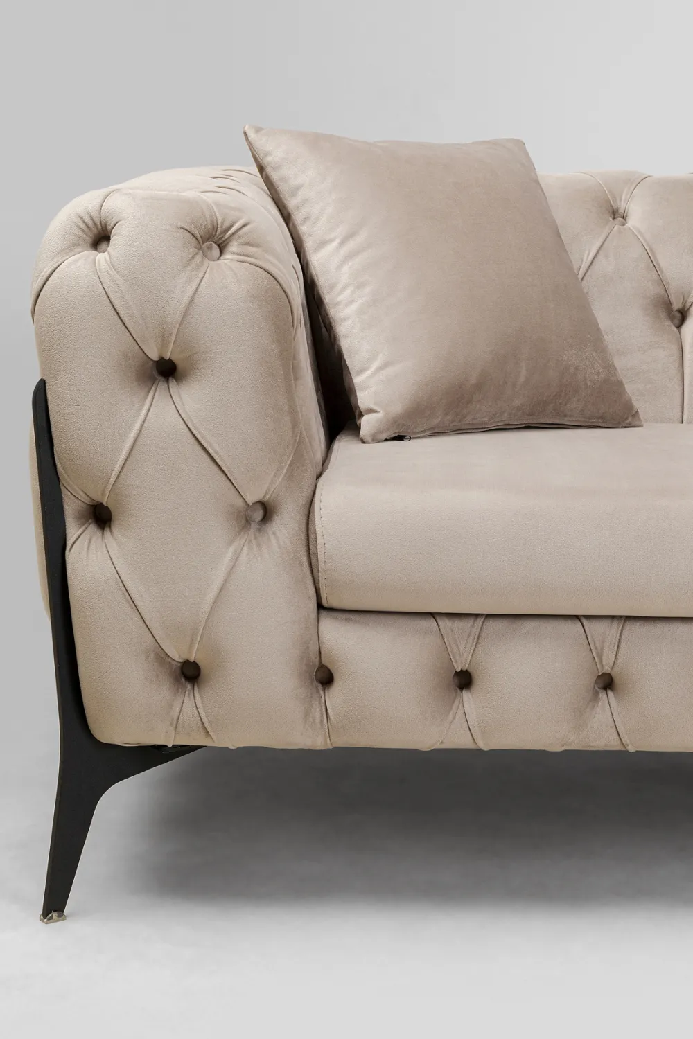 Sofy*KARE Design Sofa 2-osobowa Welurowa Pikowana Beżowa Nogi Czarne 200 Cm