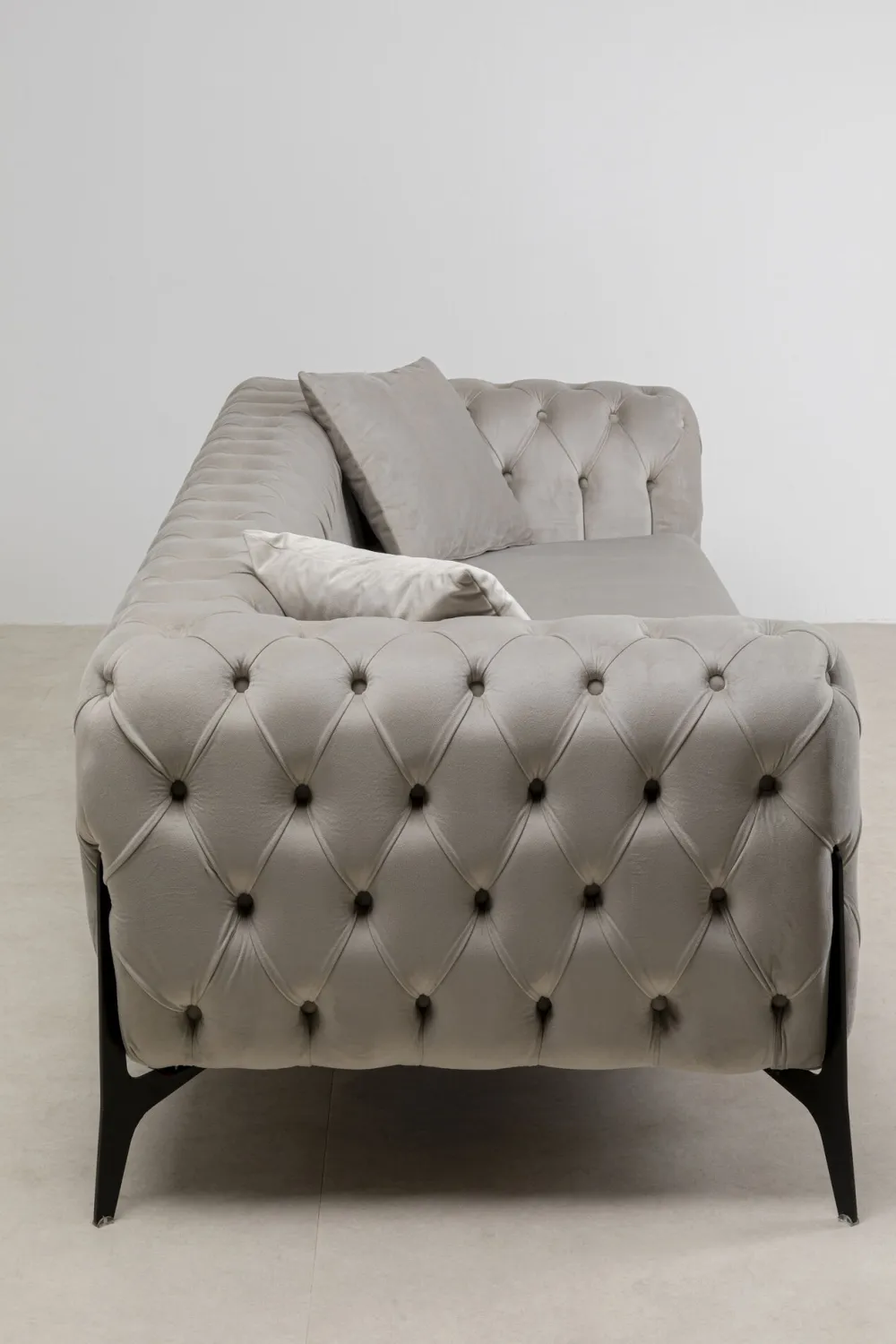 Sofy*KARE Design Sofa 3-osobowa Welurowa Pikowana Beżowa Glamour 240 Cm Nogi Czarne