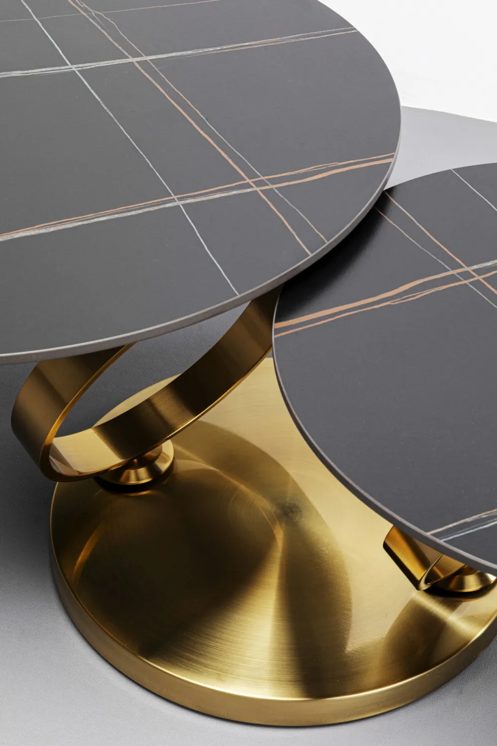 Stoliki Kawowe*KARE Design Stolik Kawowy Z Obrotowymi Okrągłymi Blatami Z Ceramiki Podstawa Metalowa Złota 133x80 Cm