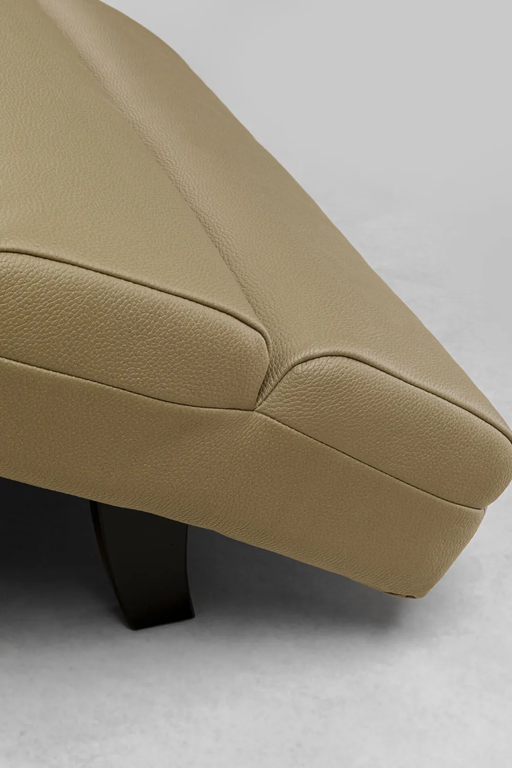 Szezlongi*KARE Design Szezlong Tapicerowany Oliwkowa Zieleń Nogi Bukowe Czarne 190 Cm