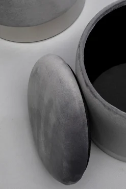 Pufy*KARE Design Zestaw Dwóch Puf Tapicerowanych Ze Schowkiem Szare Podstawy Srebrne